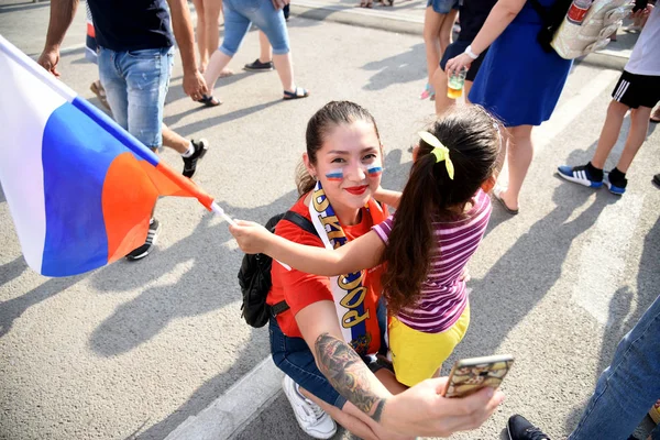 25 Haziran 2018. Rostov-on-Don. Rusya. Güzel Rus kızları Rus millî futbol hayranları fan fest ülke ve dekore edilmiş yüzlerine bayrakları takım. FIFA Dünya Kupası.