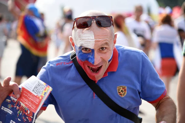 25 Haziran 2018. Rostov-on-Don. Rusya. Rus millî futbol hayranları fan fest ülke ve dekore edilmiş yüzlerine bayrakları takım. FIFA Dünya Kupası.