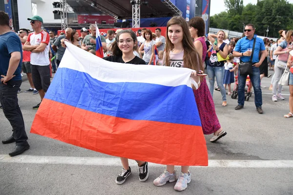 25 Haziran 2018. Rostov-on-Don. Rusya. Güzel Rus kızları Rus millî futbol hayranları fan fest ülke ve dekore edilmiş yüzlerine bayrakları takım. FIFA Dünya Kupası.