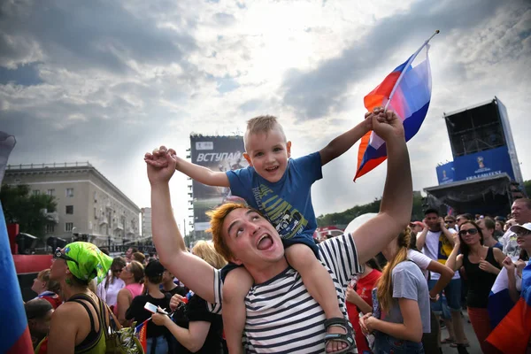 2018年6月25日 罗斯托夫 俄罗斯 俄罗斯国家足球队的小男孩啦啦队员带着国家国旗 在歌迷节上装饰着面孔 世界杯 — 图库照片