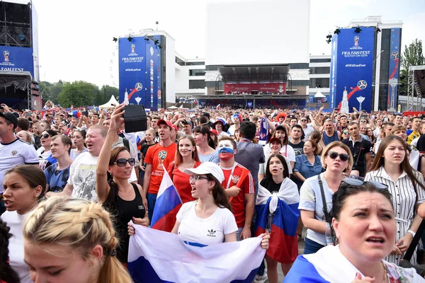 25 Haziran 2018. Rostov-on-Don. Rusya. Rus millî futbol hayranları fan fest ülke ve dekore edilmiş yüzlerine bayrakları takım. FIFA Dünya Kupası.