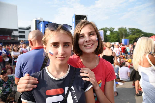 2018年6月25日 罗斯托夫 俄罗斯 美丽的俄罗斯女孩球迷的俄罗斯国家足球队与国旗的国家和装饰的面孔在球迷节 世界杯 — 图库照片