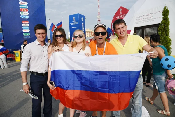 25 Haziran 2018. Rostov-on-Don. Rusya. Rus millî futbol hayranları fan fest ülke ve dekore edilmiş yüzlerine bayrakları takım. FIFA Dünya Kupası.