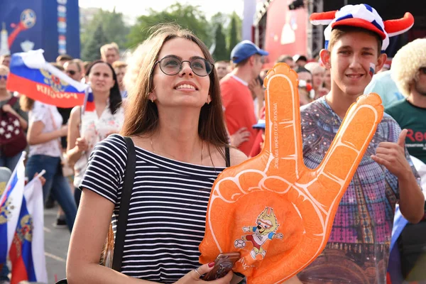 25 Haziran 2018. Rostov-on-Don. Rusya. Güzel Rus kızları Rus millî futbol hayranları fan fest ülke ve dekore edilmiş yüzlerine bayrakları takım. FIFA Dünya Kupası.