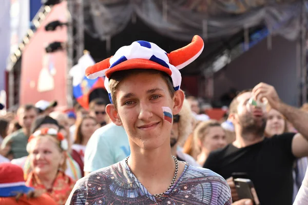 25 Haziran 2018. Rostov-on-Don. Rusya. Rus millî futbol hayranları fan fest ülke ve dekore edilmiş yüzlerine bayrakları takım. FIFA Dünya Kupası.