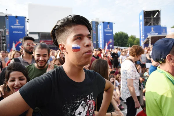 2018年6月25日 罗斯托夫 俄罗斯 俄罗斯国家足球队的球迷们带着国家国旗 在球迷节上装饰着面孔 世界杯 — 图库照片