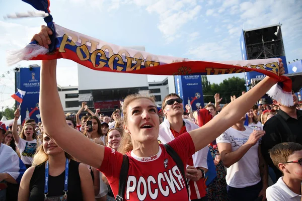 25 Haziran 2018. Rostov-on-Don. Rusya. Güzel Rus kızları Rus millî futbol hayranları fan fest ülke ve dekore edilmiş yüzlerine bayrakları takım. FIFA Dünya Kupası.