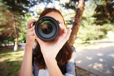 Kızlar fotoğrafçı, paparazzi, parkta yaz aylarında büyük ön kamera objektifi