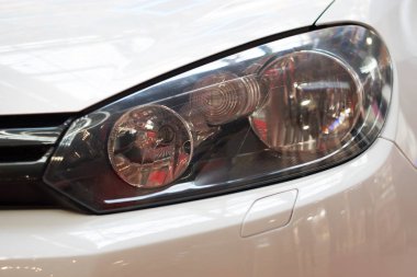 Yeni temiz beyaz spor arabanın sol far