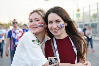 25 Haziran 2018. Rostov-on-Don. Rusya. Hırvat ve İzlandaca futbol taraftarları Dünya Kupası'nda milli takım destekler. Hırvatistan İzlanda