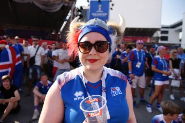 25 Haziran 2018. Rostov-on-Don. Rusya. İzlanda'nın milli takım FIFA Dünya Kupası'nda Viking kask İzlanda futbol taraftarları destek.