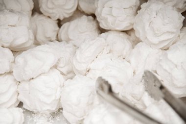 Beyaz lezzetli vanilyalı hava marshmallow ile pudra şekeri