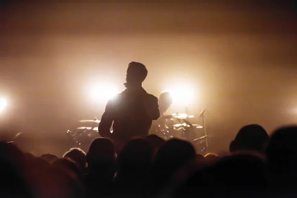 bir vokalist ve müzikal rock festivali sahne alanı'nda bir davulcu silüeti. Seyirci konserinde. müzisyenlerin konser fotoğraf.