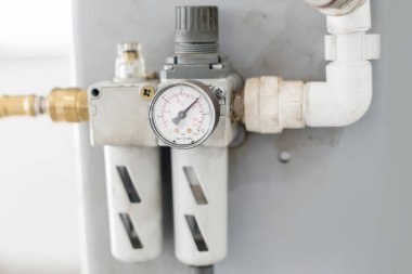 Manometre bir ok ile su basıncı plastik borularda gösterir.