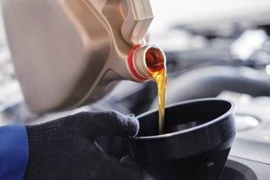 Siyah eldiven otomatik mekanik motor yağı arabada değiştirir