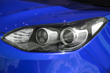 Yeni bir modern mavi makine temiz bir far Close-up