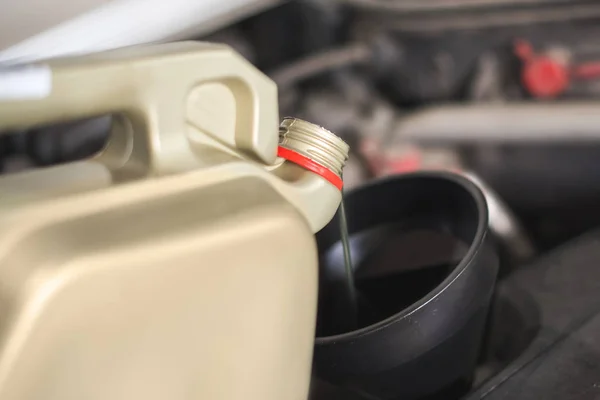 Motoröl wird in einer Autowerkstatt in den Motor gegossen — Stockfoto