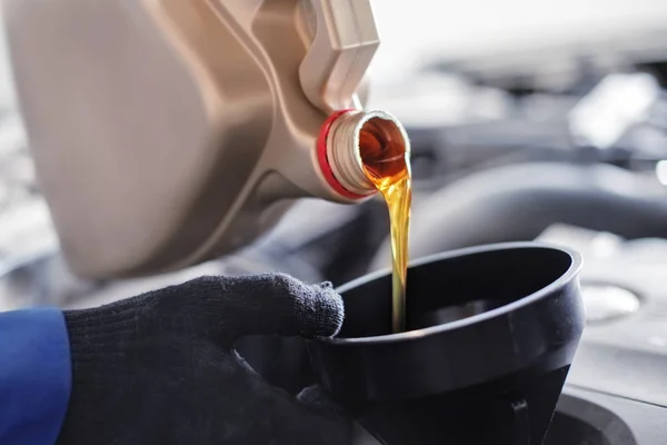 Siyah eldiven otomatik mekanik motor yağı arabada değiştirir