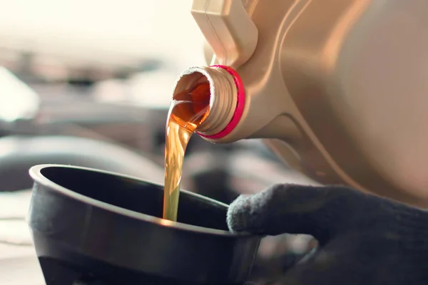 motor yağı şişe yakın çekim boynundan akar