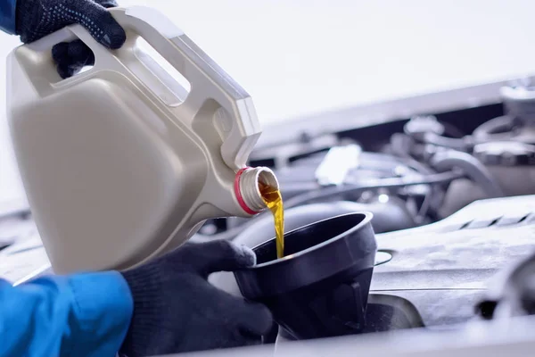 otomatik mekanik kapak yeni motor yağı ile tutar.