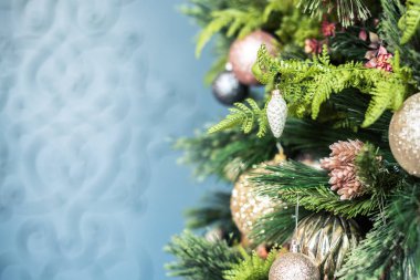 Topları ve koniler mavi bir arka plan üzerinde süslenmiş Noel yeşil ağaç