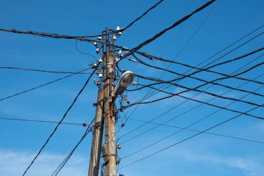 beton direk ile elektrik ve telefon kabloları ve bir sokak lambası