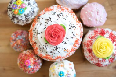 Beyaz sır olarak Ortodoks Paskalya kek ve mutfak çiçekleri ile dekore