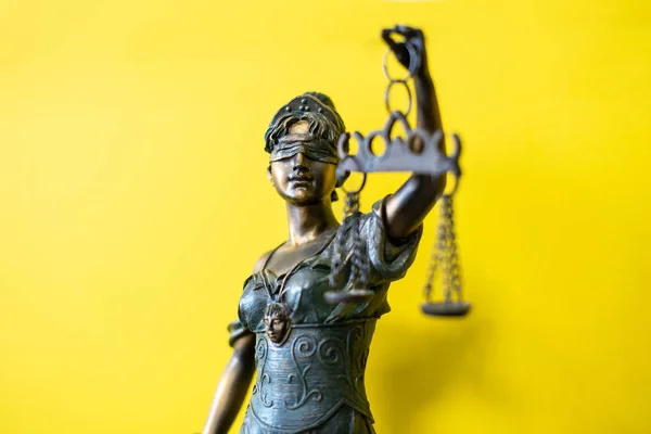 Themis 'in heykelcik, eski Yunan adalet tanrıçası.