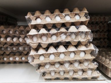 süpermarket rafında film ve karton ambalaj çiğ yumurta