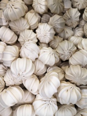 süpermarket buzdolabında ham dondurulmuş köfte ve manti