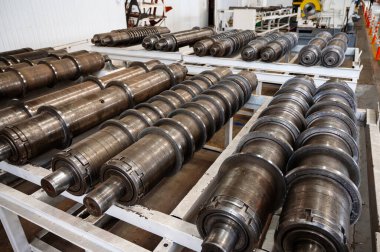 Araba tamiri ve yaratımı için yeni metal parçaları. Tekerlekler için yataklar. Tarımsal kombinasyon ve traktör fabrikası