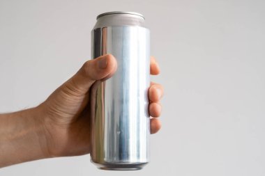 Erkek elinde karbonatlı içecek olan alüminyum kutu. Metal bira kutusu. Çevre dostu ambalaj