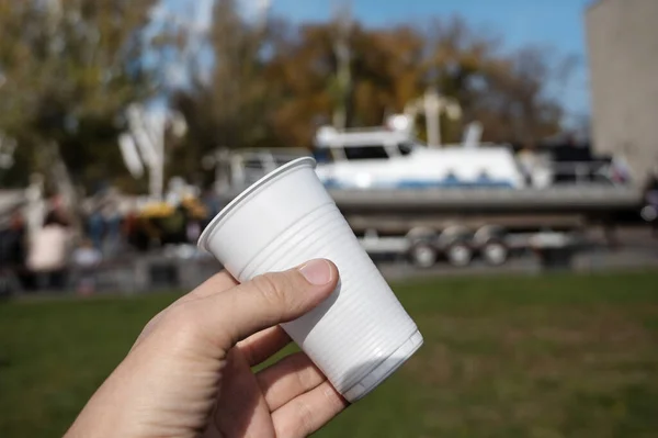 White Disposable Plastic Cup Hand Picnic Park Environmental Problems Plastic — Stock Photo, Image