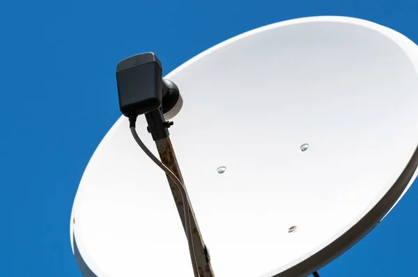Eine Alte Weiße Satellitenschüssel Und Eine Fernsehantenne Mit Rost Blauen — Stockfoto