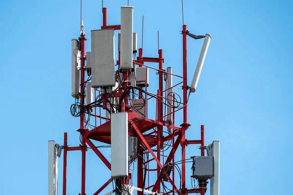 Metallturm Für Rundfunk Und Fernsehen Und Schnelles Internet Antennen Und — Stockfoto