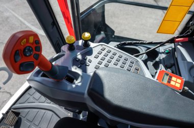 Kolluk takılı otomatik vites kutusu ve düğmeli kontrol paneli. kombinasyonda hız değiştiriliyor. yeni tarım makineleri