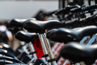 Mağazadaki yeni bir bisikletin yüksek bisiklet koltuğu. Bisiklet satışı, açılış sezonu. etkin yaşam biçimi