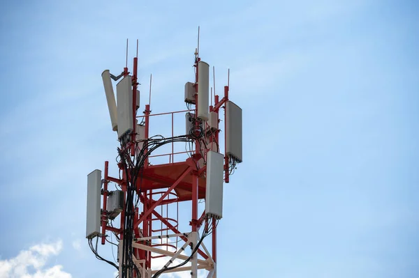 Металлическая Башня Антеннами Вещания Телевидения Высокоскоростного Интернета Современные Коммуникации Мобильная — стоковое фото