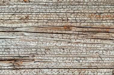 Eski ahşap çatlamış bir duvarın dokusu. İnşaat için doğal malzemelerde çatlaklar.