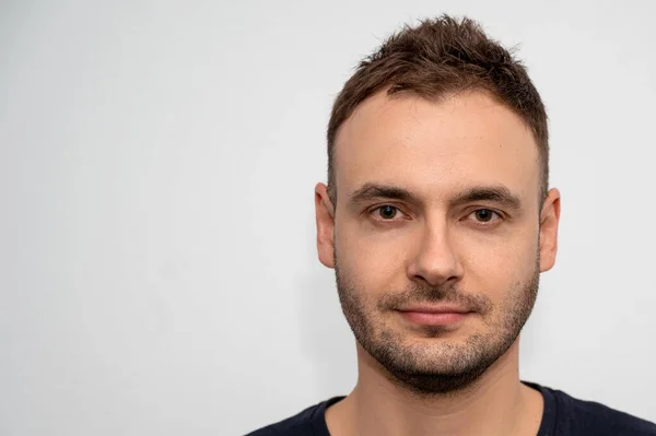 Yazı için sol tarafında sakalı ve yeri olan yakışıklı bir gencin portresi. Berber dükkanında yeni bir saç stili olan adam.