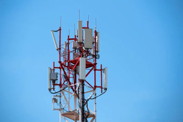 Metallturm Für Rundfunk Und Fernsehen Und Schnelles Internet Antennen Und — Stockfoto