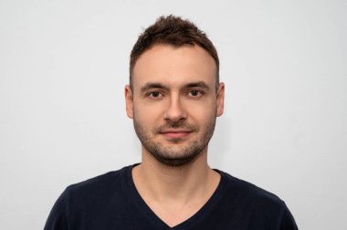 Sakallı ve berber dükkanında yeni saç stili olan kendine güvenen yakışıklı bir adam. Belgeler için fotoğraf