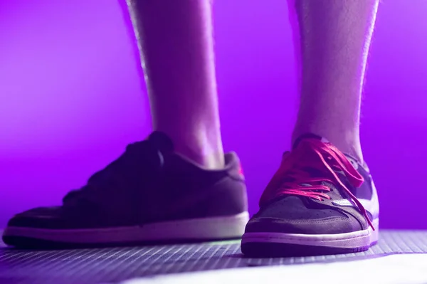 Men Legs Sneakers Bright Shoelaces Stage Purple Light Musician Hill — Stock Photo, Image