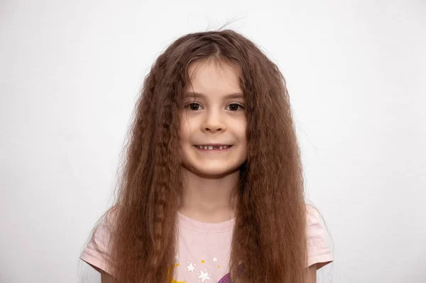 Kahverengi Gözlü Dalgalı Saçlı Güzel Bir Kız Süt Dişini Kaybetti — Stok fotoğraf