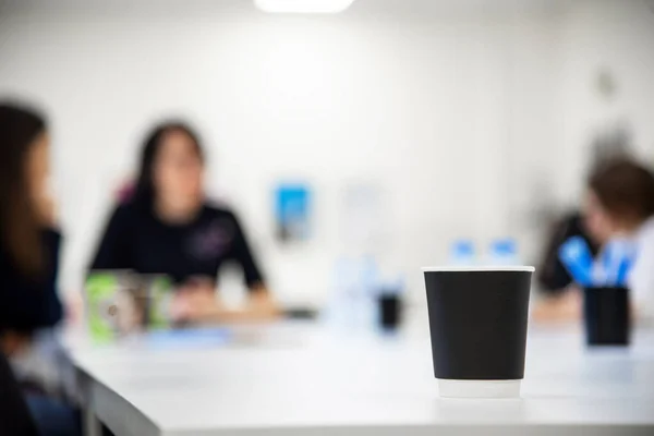 Papieren Beker Met Koffie Een Tafel Een Vergaderzaal Achtergrond Van — Stockfoto