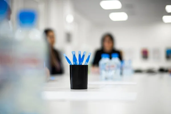 Bolígrafos Bolígrafos Agua Potable Para Reunirse Con Colegas Sala Juntas — Foto de Stock