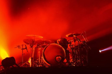 Modern bateri bir müzik festivalinde kırmızı ışıkta sahnede.