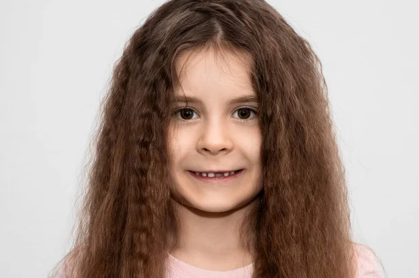 波状の金髪をした前歯のない可愛い女の子の肖像画 — ストック写真