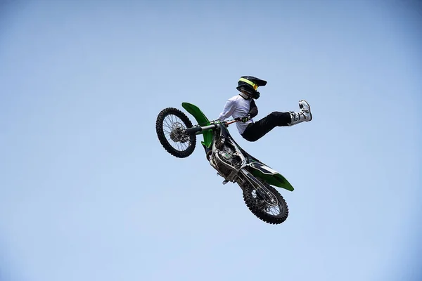 Всадник Шлеме Совершает Рискованный Прыжок Воздух Мотоцикле Мотокросс Конкуренция Опасные — стоковое фото