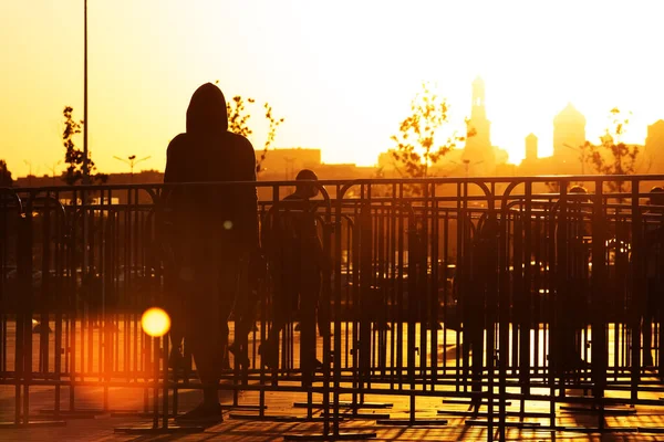 Man Silhouet Buurt Van Draagbare Gelaste Stalen Frame Hekken Straat — Stockfoto